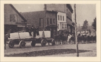 Photograph of a horse-drawn wagon carrying granite in The Story of the Rock of Ages, the history of the Boutwell, Milne & Varnum Co., Montpelier, Vermont